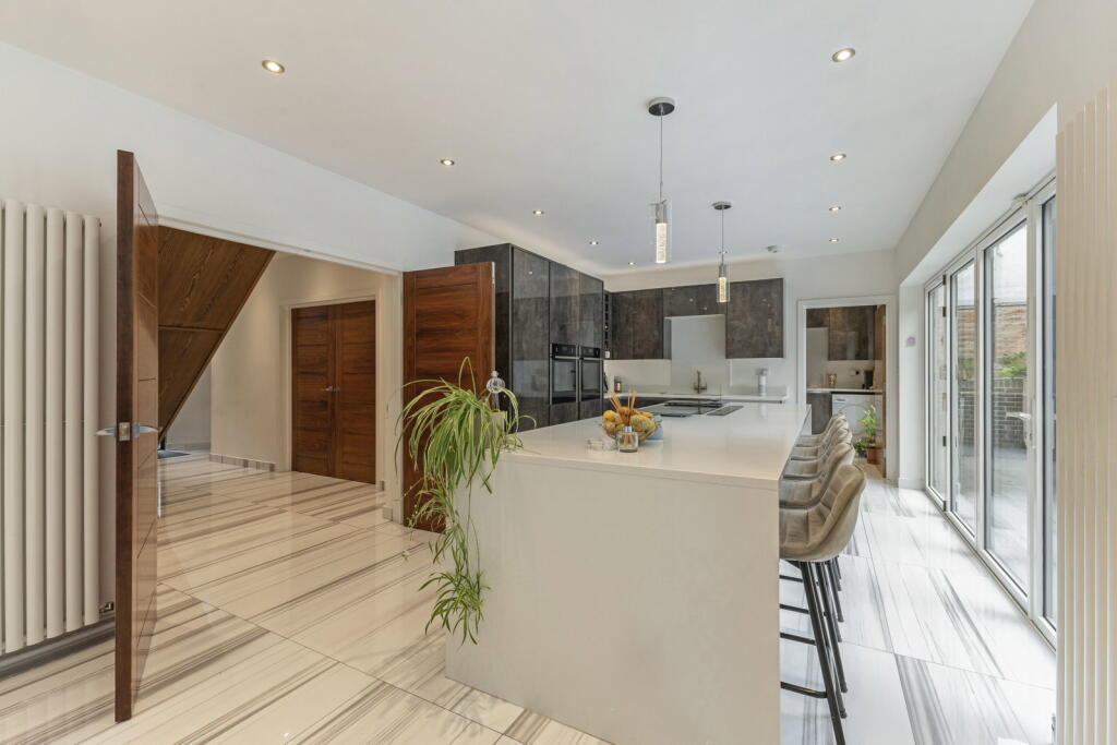 House in Three Rivers, Chorleywood - View 5
