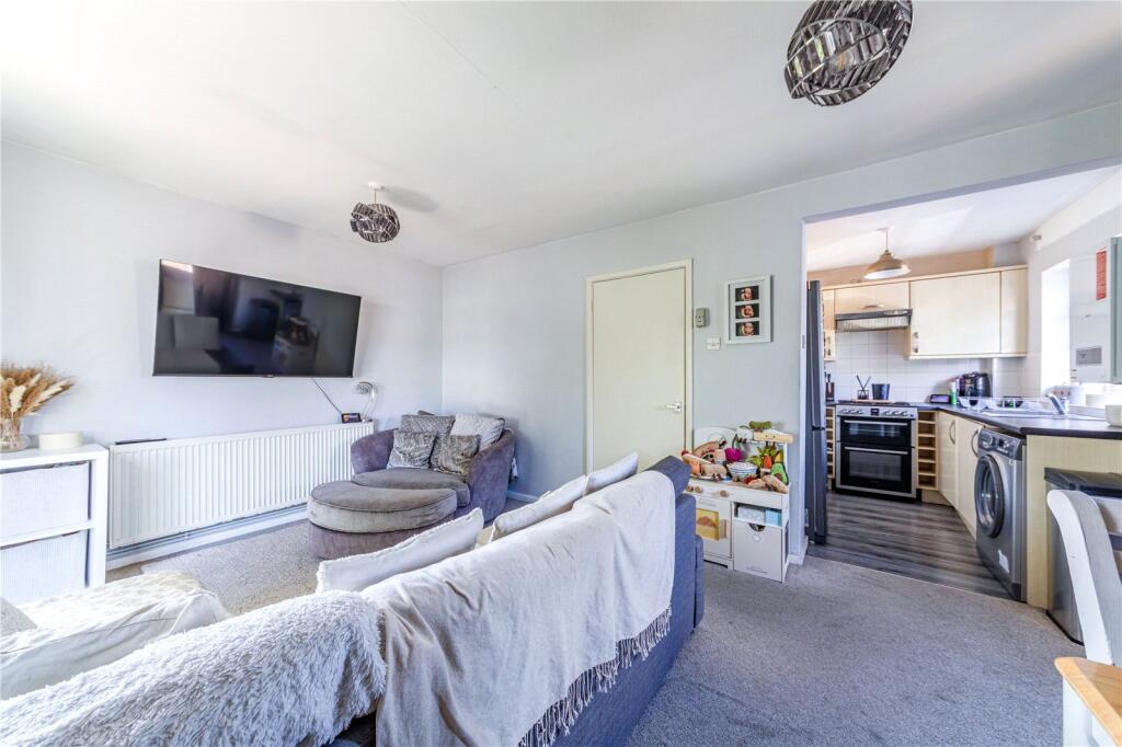 Apartment in Addlestone, New Haw - View 2