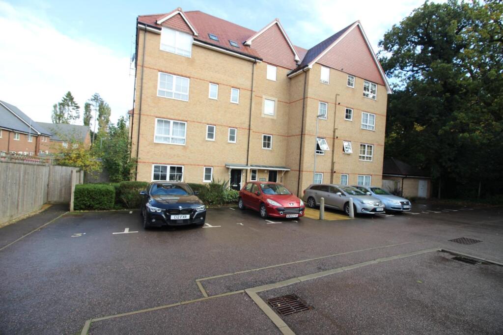 Main image of property: Sparrowhawk Place, Hatfield, AL10