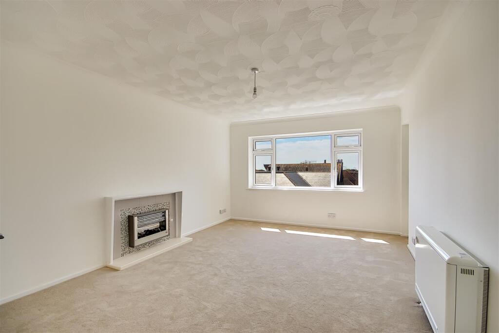 Wallace Court, West Worthing, BN11 - View 2