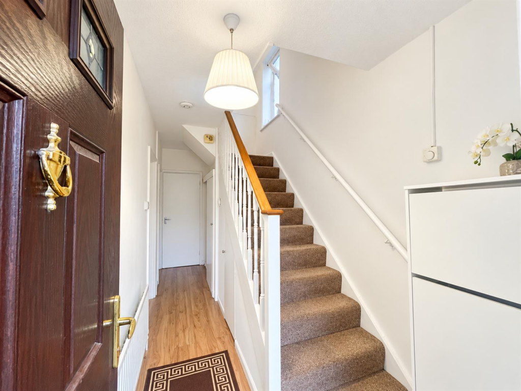 House in London, Stonecot, Rosehill - View 4