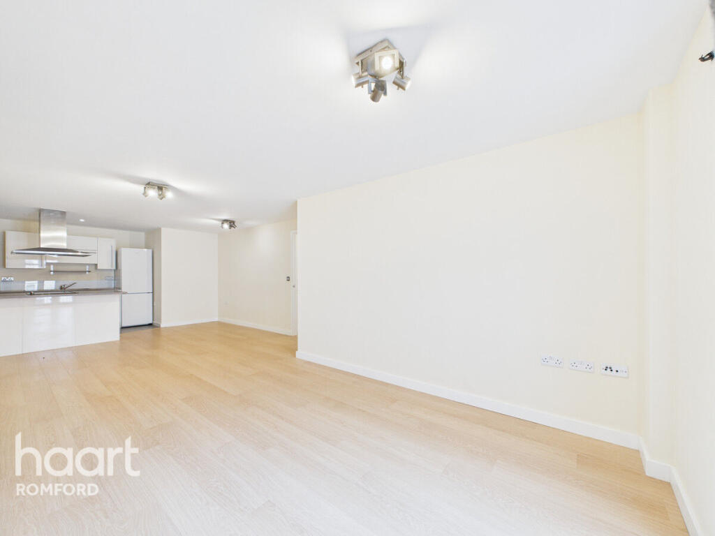 Hazeleigh House, Romford, RM1 1XN photo 3
