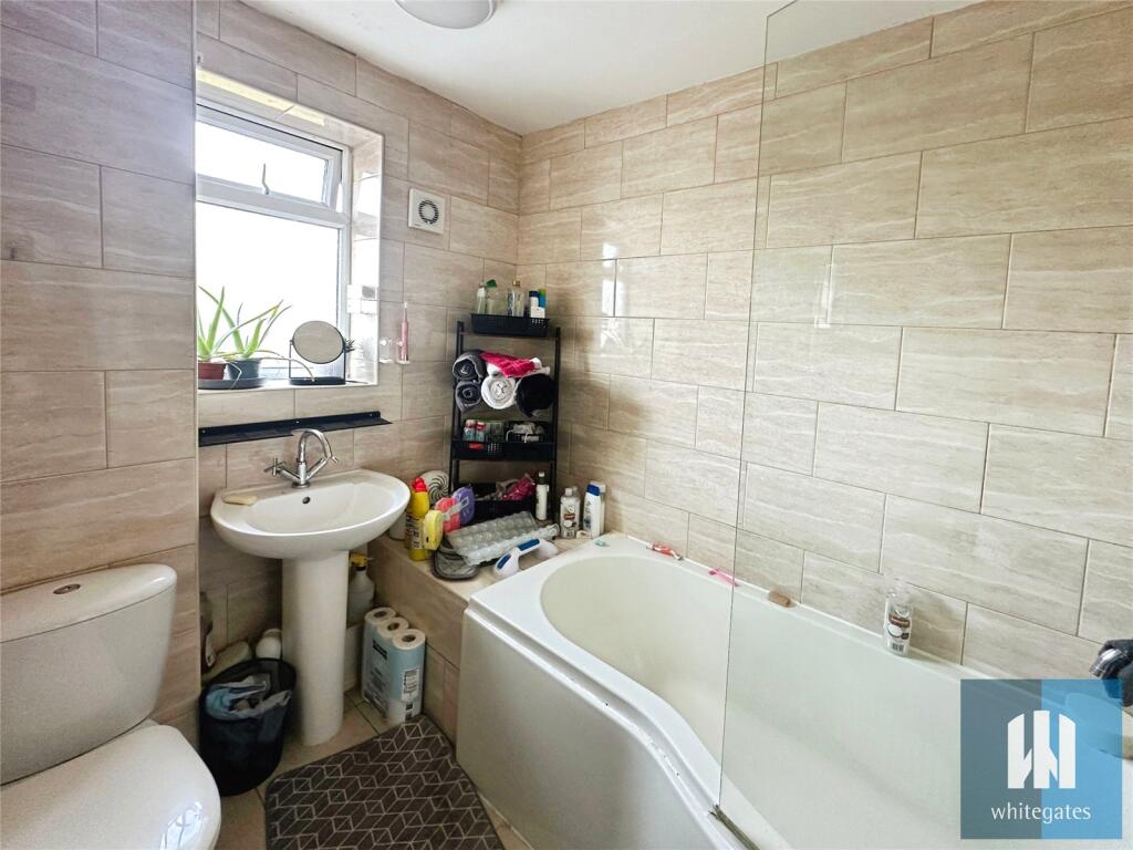 House in Wakefield, Featherstone - More