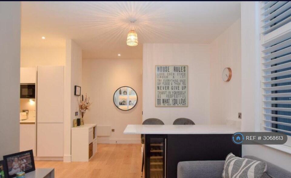 Apartment in Trafford, Hale - View 3