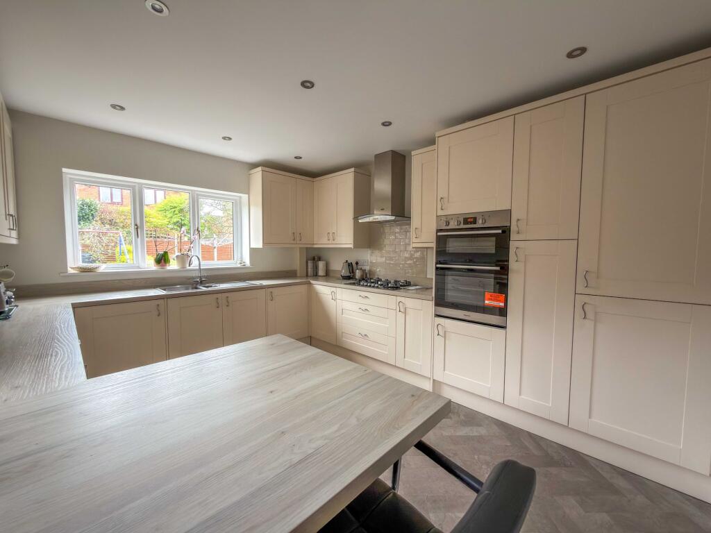 House in Nuneaton and Bedworth, St Nicolas Park - View 6