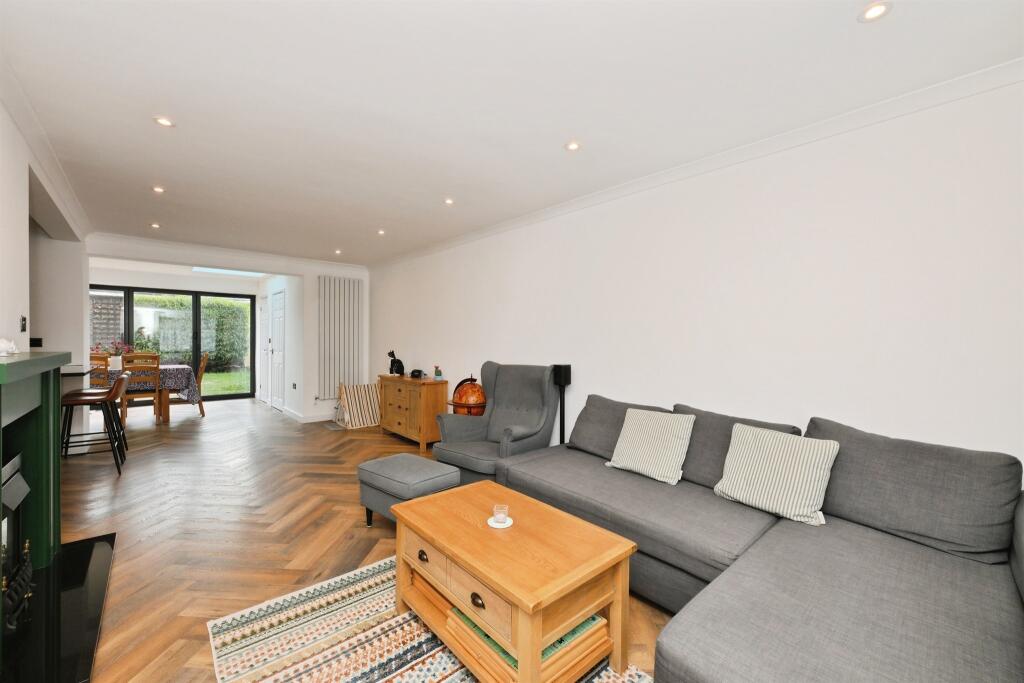 House in Broxbourne, Hertfordshire - More