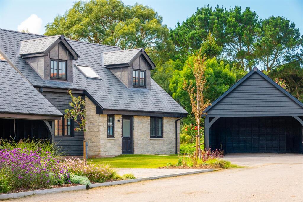 Main image of property: 7 Town End, Niton