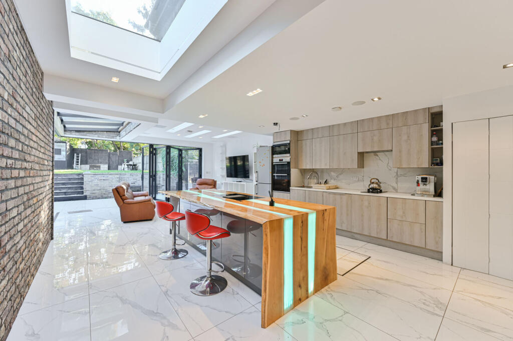 House in Croydon - View 5