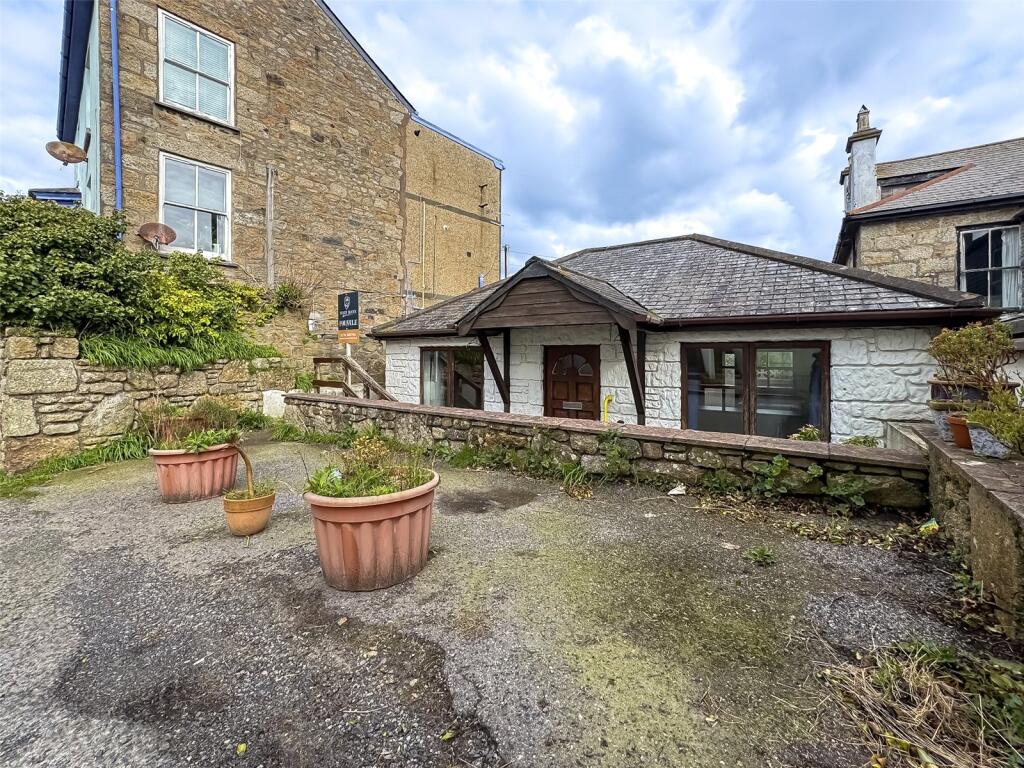 1 bedroom bungalow in Penzance with no chain great location with parking