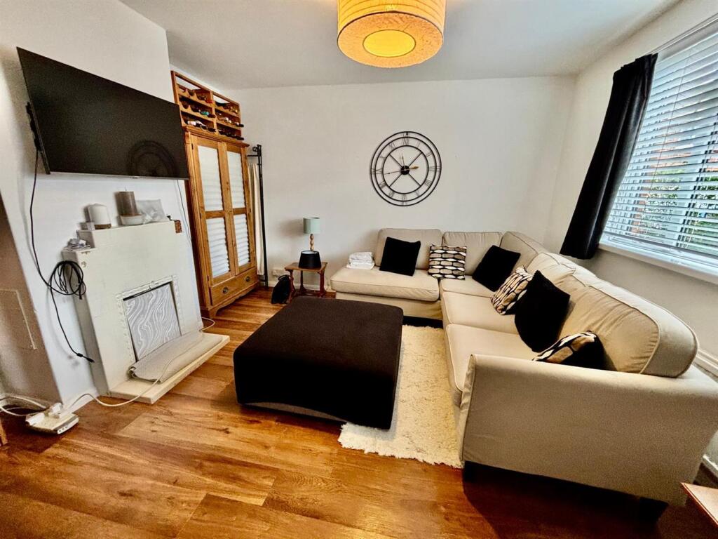 House in Surrey Heath, Surrey - More