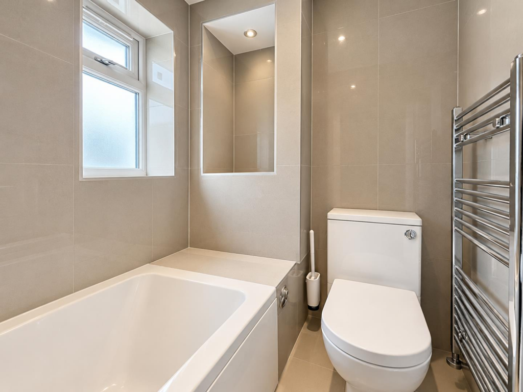House in London, Sutton New Town, Benhilton - More