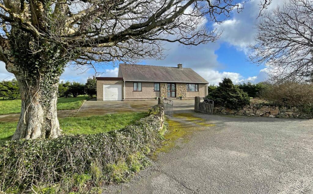 3-bed bungalow on Tyn Lon, Holyhead, Isle of Anglesey, LL65, £265,000