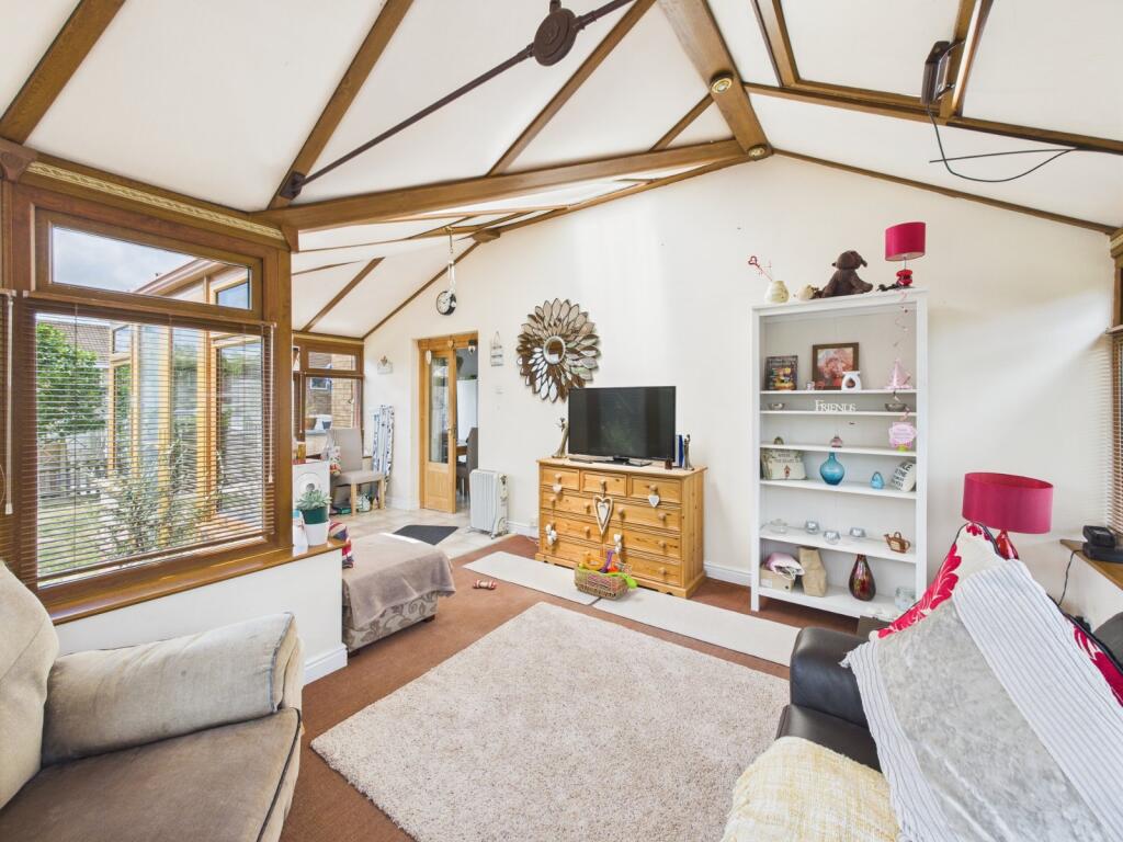 48, Hawkwood Crescent, Worcester, Worcestershire, WR2 photo 3