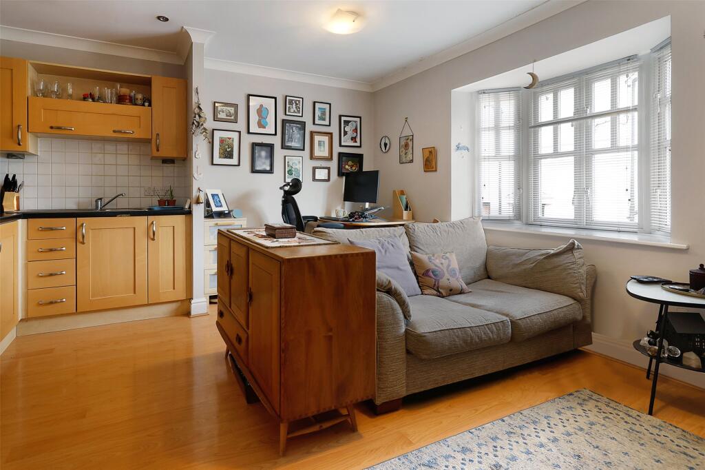 Lyons Court, Dorking, Surrey, RH4 photo 2