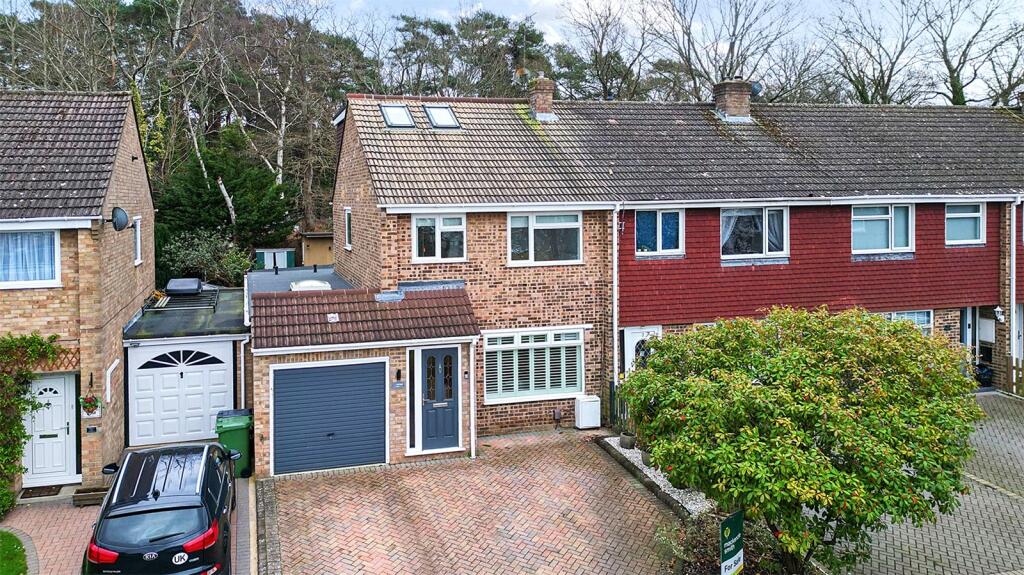 Nightingale Drive, Mytchett, Camberley, Surrey, GU16 photo 2