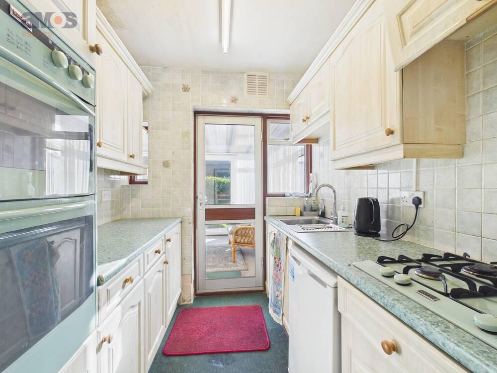 Grange Gardens, Rayleigh, Essex, SS6 9BD photo 4