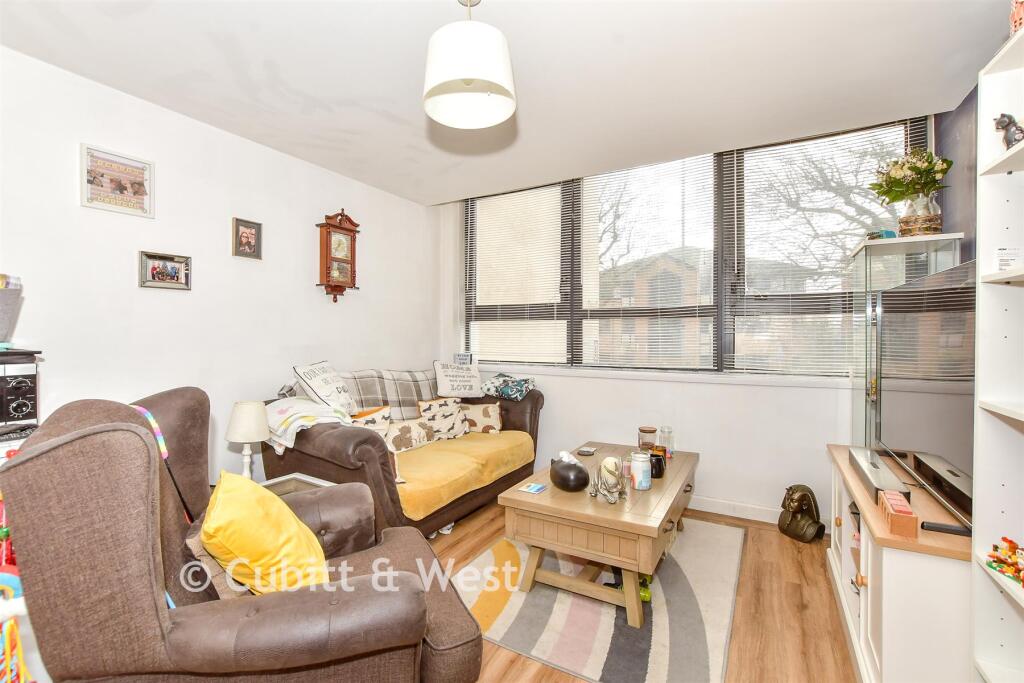 2-bed flat on Kingston Crescent, Portsmouth, Hampshire, £130,000