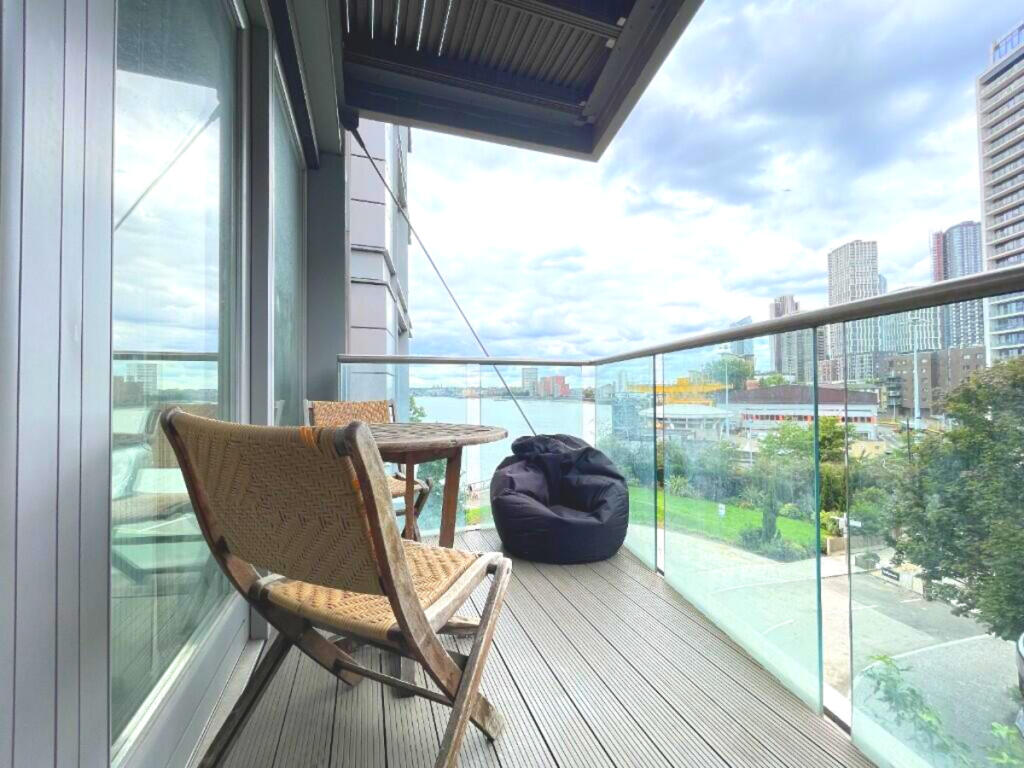 Fairmont Avenue, London, E14 photo 3