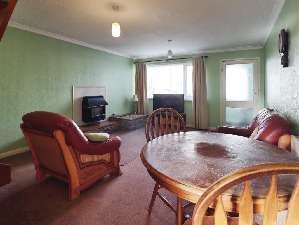 Smeaton Close, Rhoose, Barry photo 3