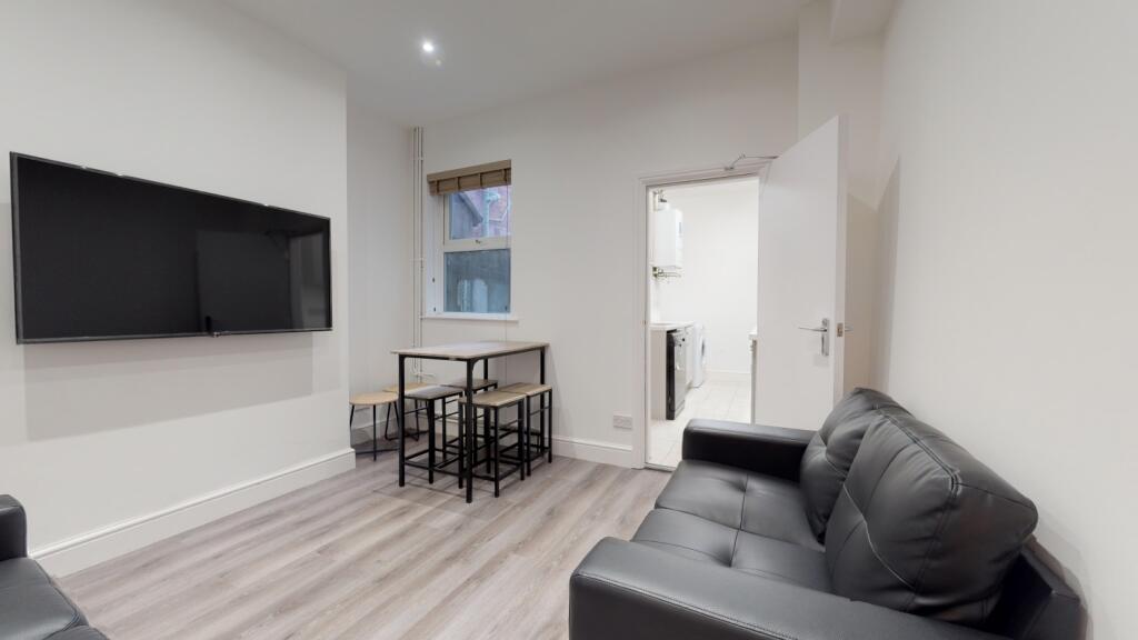 Main image of property: 54 Lower Road, Beeston, Nottingham, Nottinghamshire, NG9 2GT