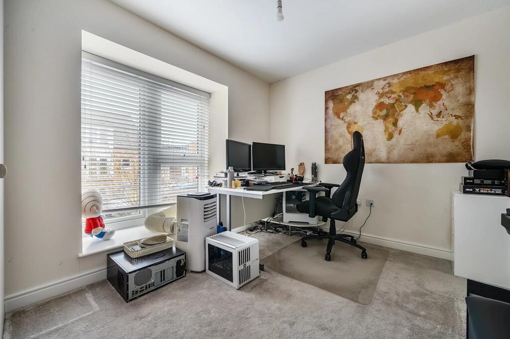 House in Kingston upon Thames - More