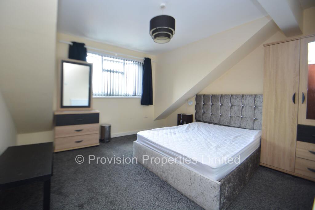 House in Leeds, West Yorkshire - View 4