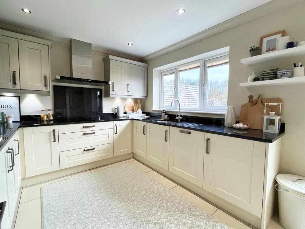 10 Clos Y Wiwer, Llantwit Major, The Vale of Glamorgan CF61 2SG photo 2