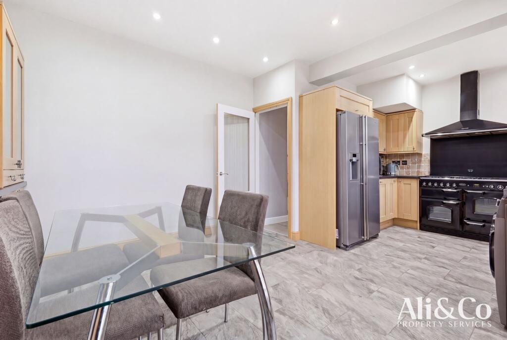 Lenmore Avenue, Grays photo 3