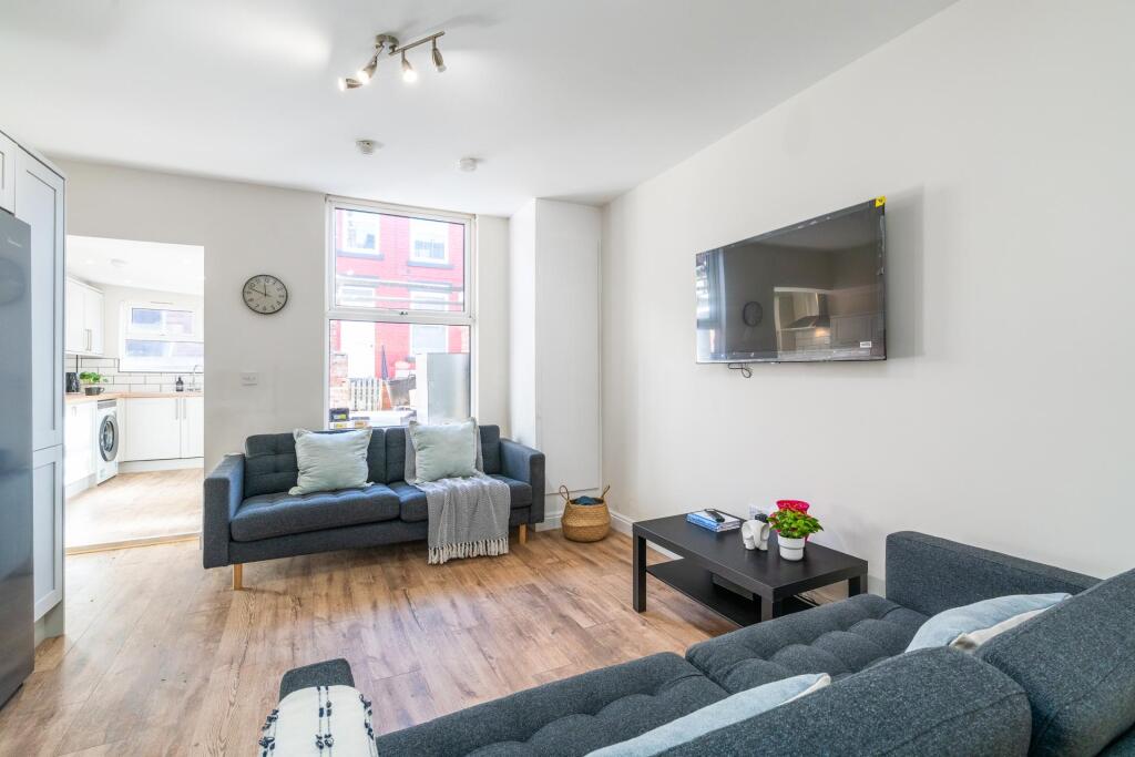 House in Leeds, Headingley Hill, Hyde Park - View 2
