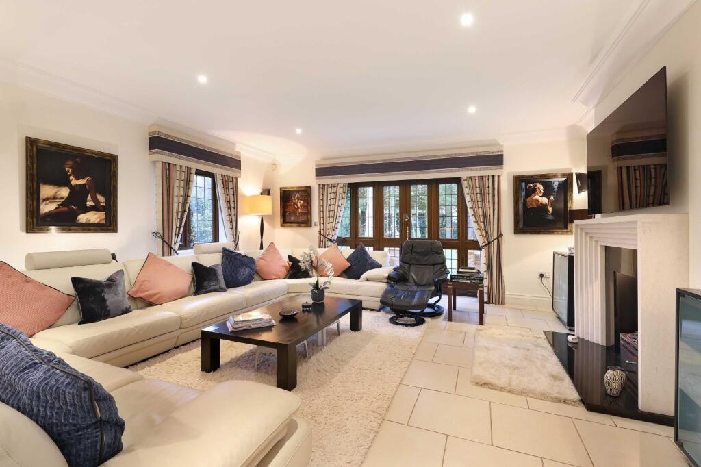 Finch Lane, Knotty Green, Beaconsfield, Buckinghamshire, HP9 photo 3