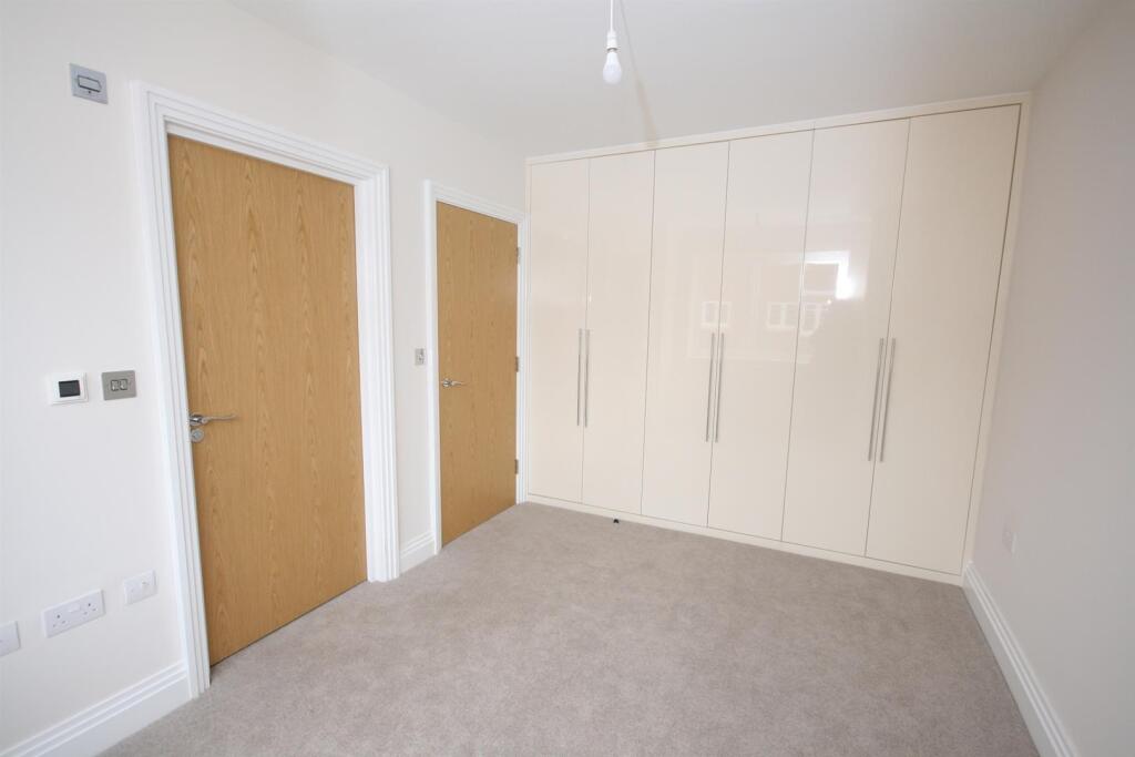 Oaks Lane, Great Bookham, KT23 - View 5