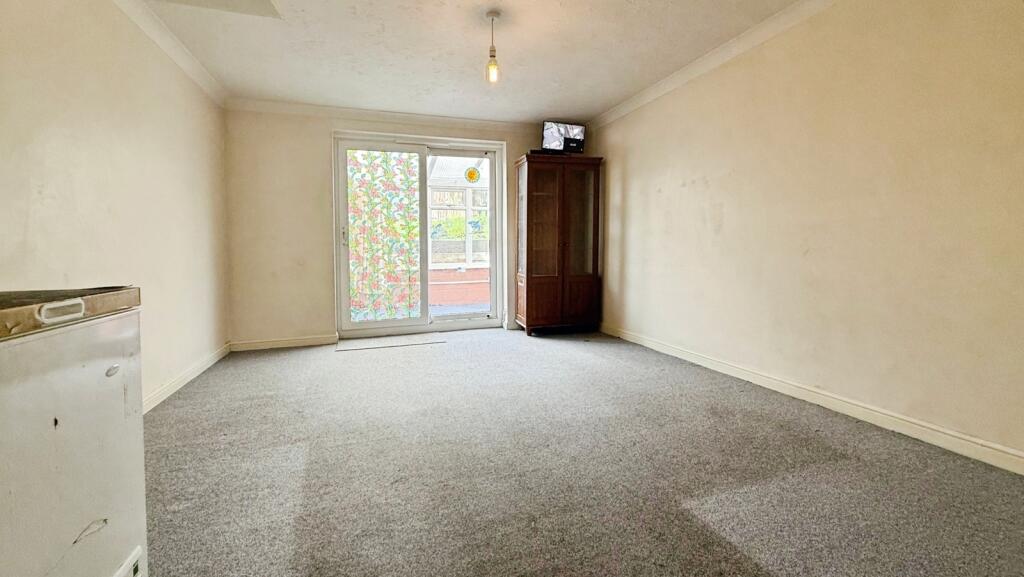 Chart Hills Close, London, SE28 photo 3