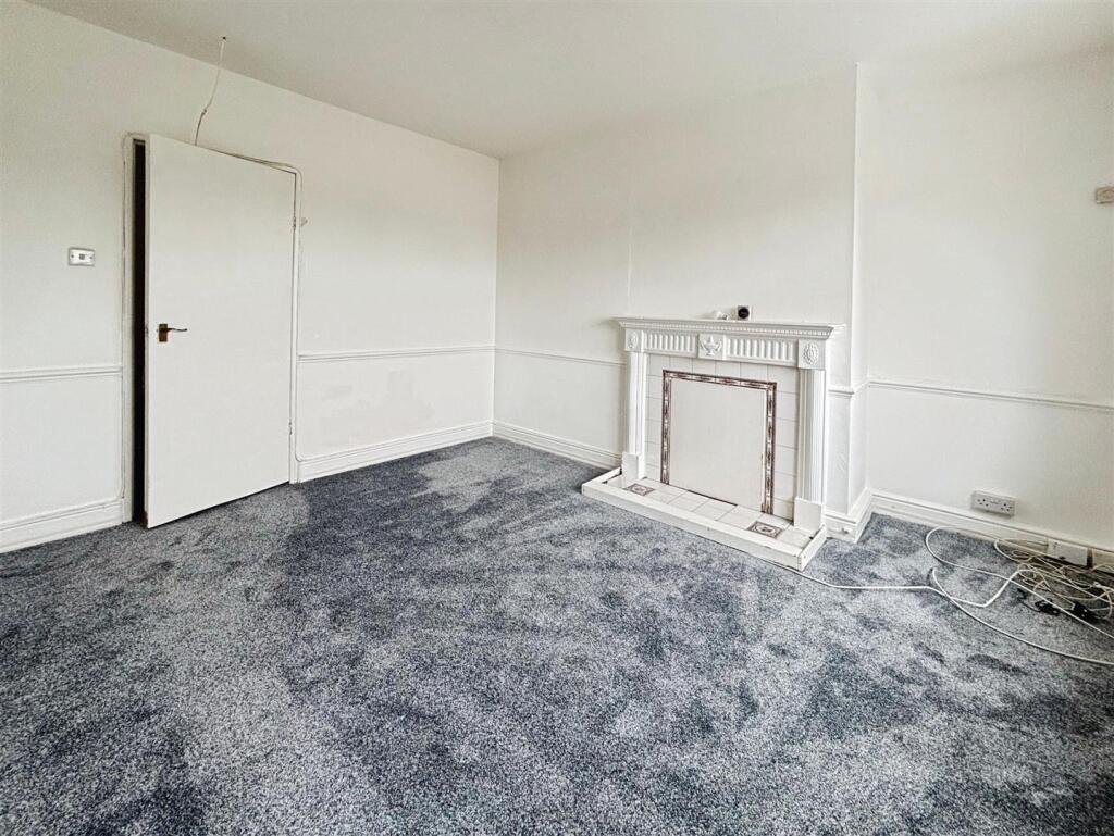 Apartment in Bradford, Holmewood - More