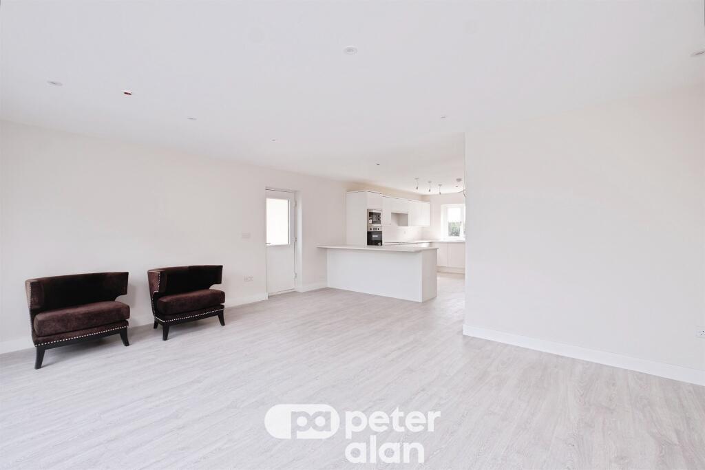 Five Locks Road, Pontnewydd, Cwmbran photo 3