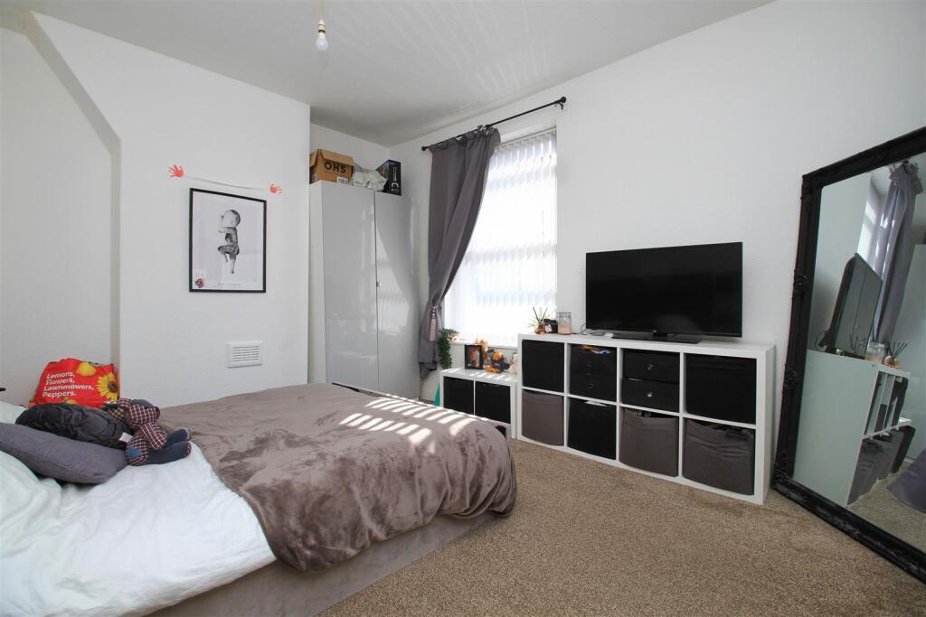 House in Tameside, Greater Manchester - More