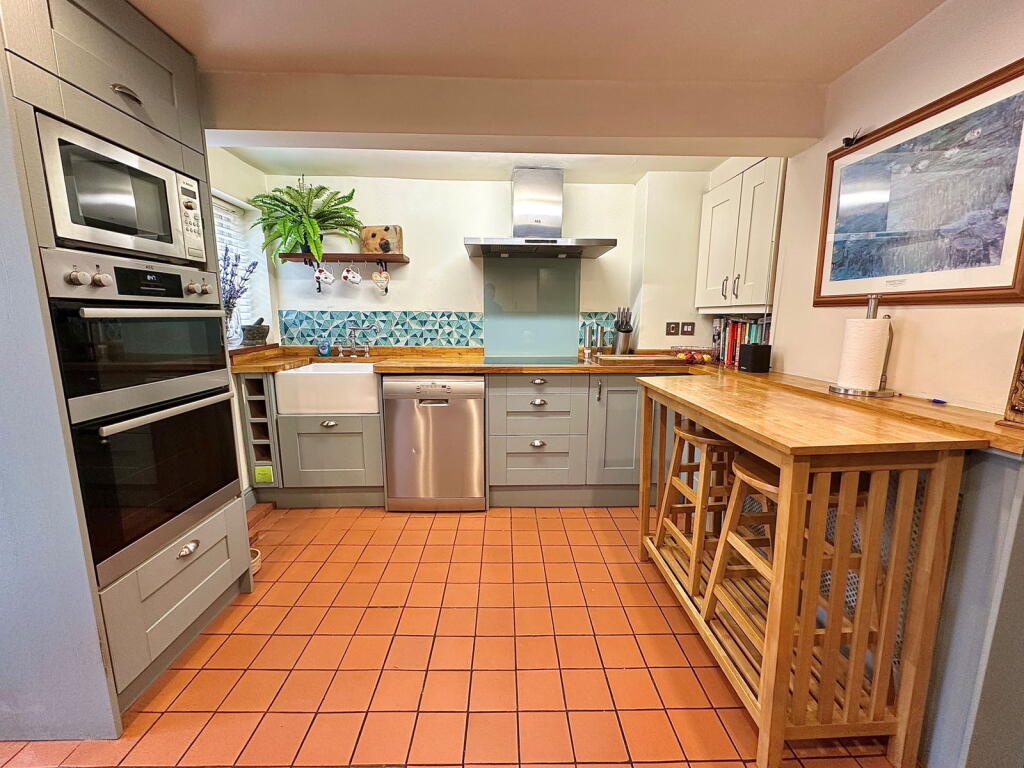 House in Hardingstone, West Northamptonshire - More