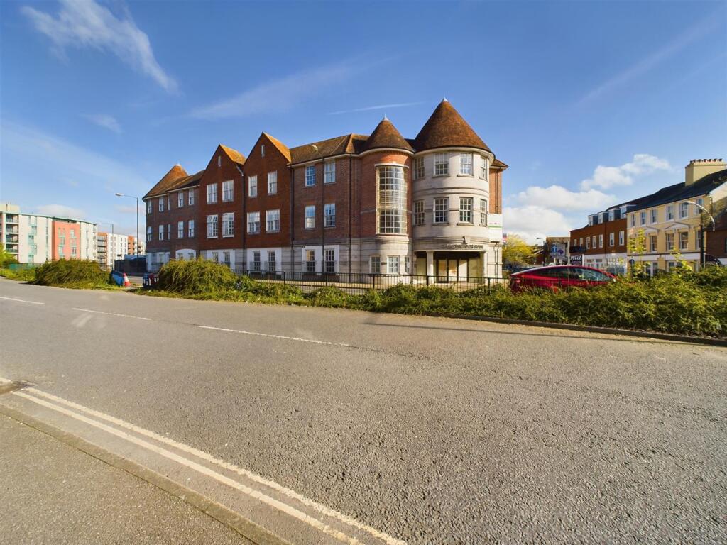 Apartment in Crawley, West Green