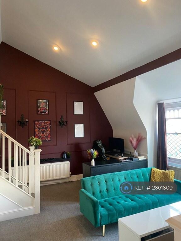 Main image of property: Kings Avenue, London, N10