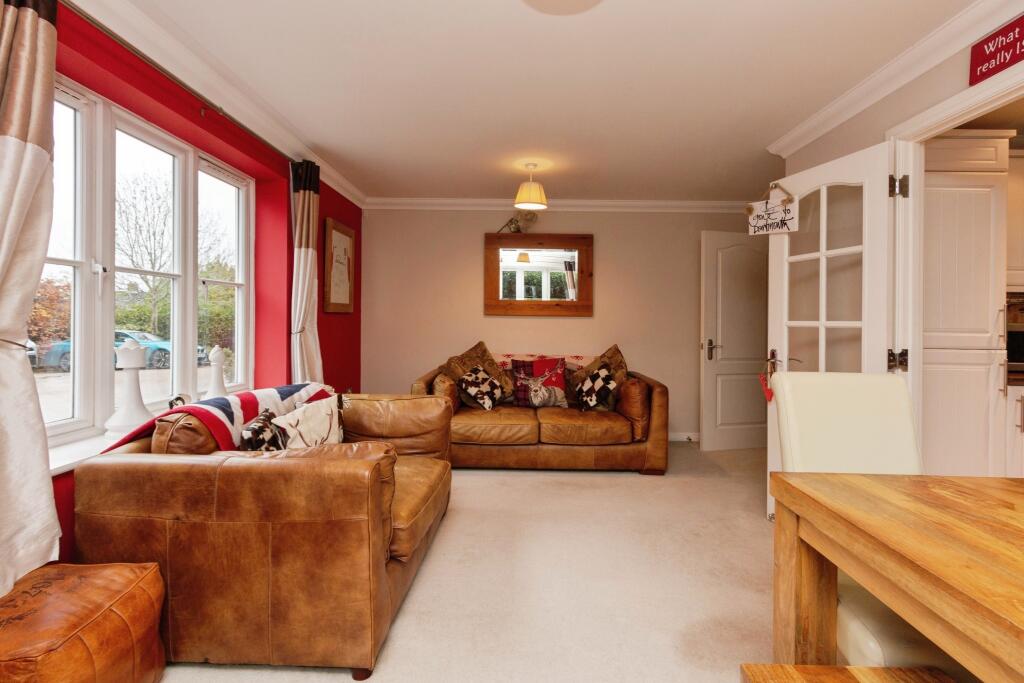 44 Hale Road, Farnham, GU9 photo 4