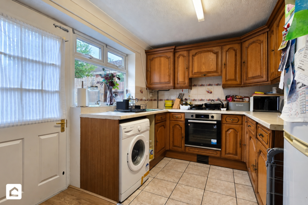 House in Epsom and Ewell, Epsom - More