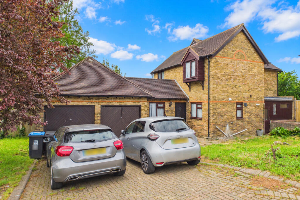 Main image of property: Walnut Grove, Hemel Hempstead, HP2