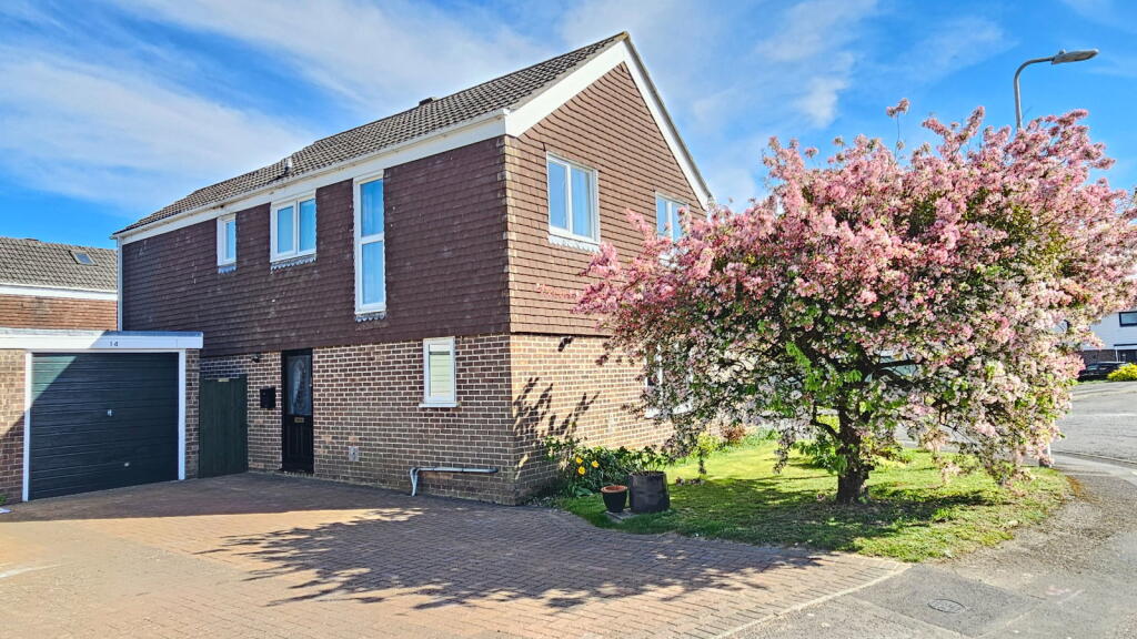 4-bed detached on The Waverleys, Thatcham, RG18 3EZ, £550,000