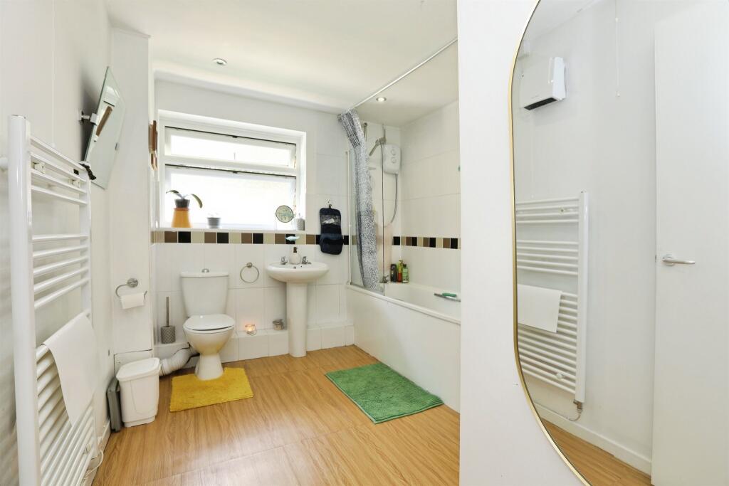 Apartment in East Grinstead, North End - More