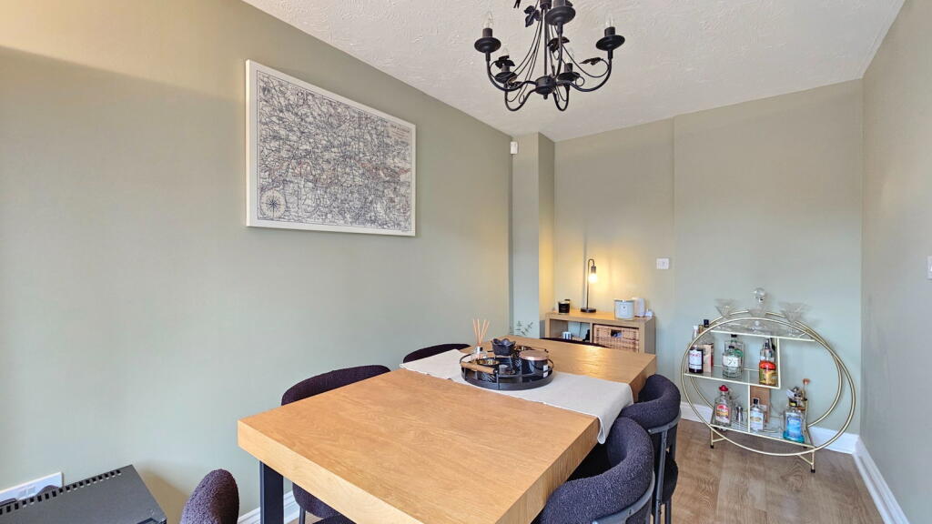 House in Thatcham, Colthrop - More