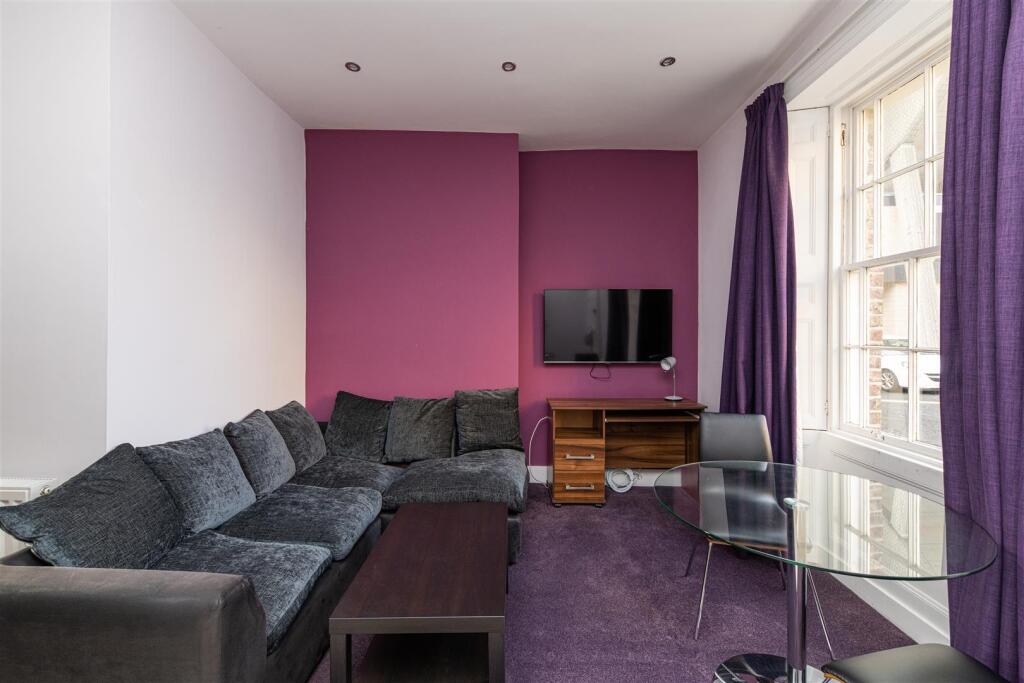 Apartment in Newcastle upon Tyne, Tyne and Wear - View 2