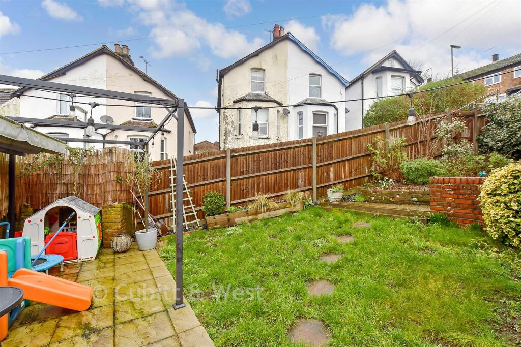 Farningham Road, Caterham, Surrey photo 2