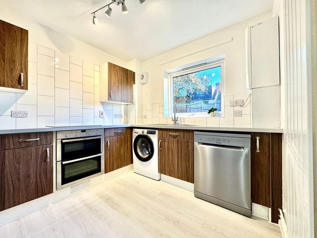 Apartment in Luton, Farley Hill - View 3