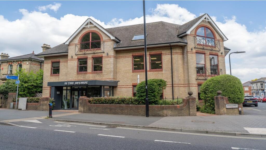 Main image of property: 11 The Avenue, Southampton, SO17 1XF