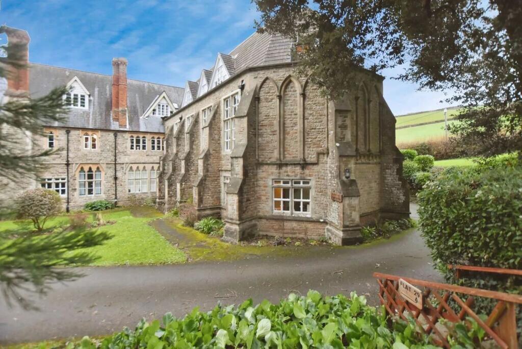 2-bed flat on Devon House Drive, Bovey Tracey, Newton Abbot, Devon, TQ13 9HB, £135,000