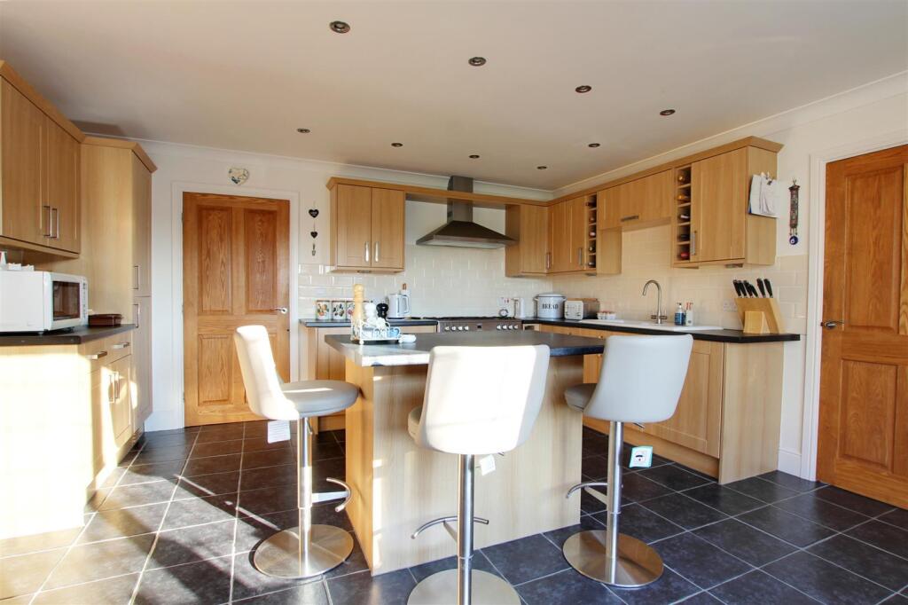 House in East Lindsey, Church End, North Somercotes - More